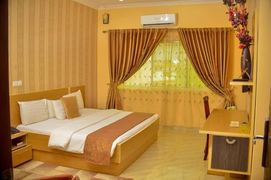 Fawzy Hotel Ibadan Kültér fotó